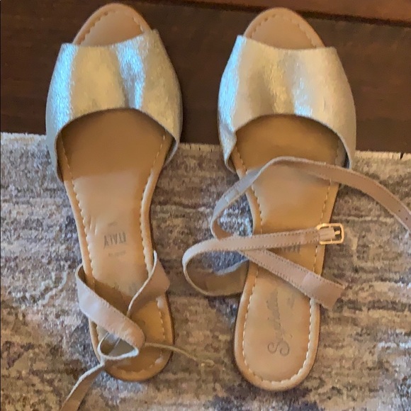Metallic tan sandals - Picture 1 of 2